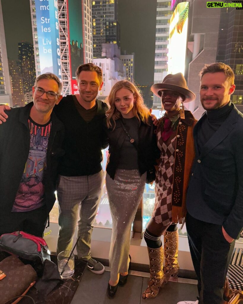 Chloë Grace Moretz Instagram - New York, Whatta week. Thank you to everyone who came to Comic-Con and got to check out our panel. So excited for you all to see this show @theperipheralpv , It’s gonna blow your minds!! :) love these guys more than anything ^ (swipe to the end for a fright)
