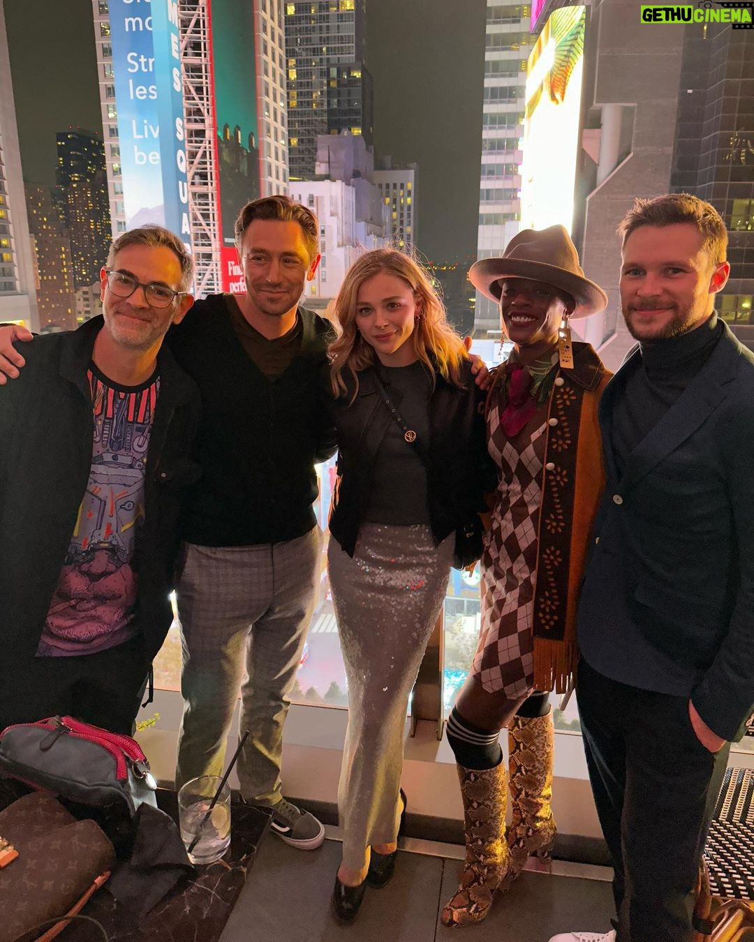 Chloë Grace Moretz - 528.2K Likes - New York, Whatta week. Thank you to everyone who came to Comic-Con and got to check out our panel. So excited for you all to see this show @theperipheralpv , It’s gonna blow your minds!! :) love these guys more than anything ^ (swipe to the end for a fright)