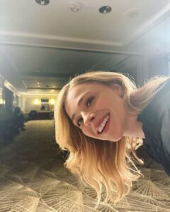 Chloë Grace Moretz Instagram - New York, Whatta week. Thank you to everyone who came to Comic-Con and got to check out our panel. So excited for you all to see this show @theperipheralpv , It’s gonna blow your minds!! :) love these guys more than anything ^ (swipe to the end for a fright)