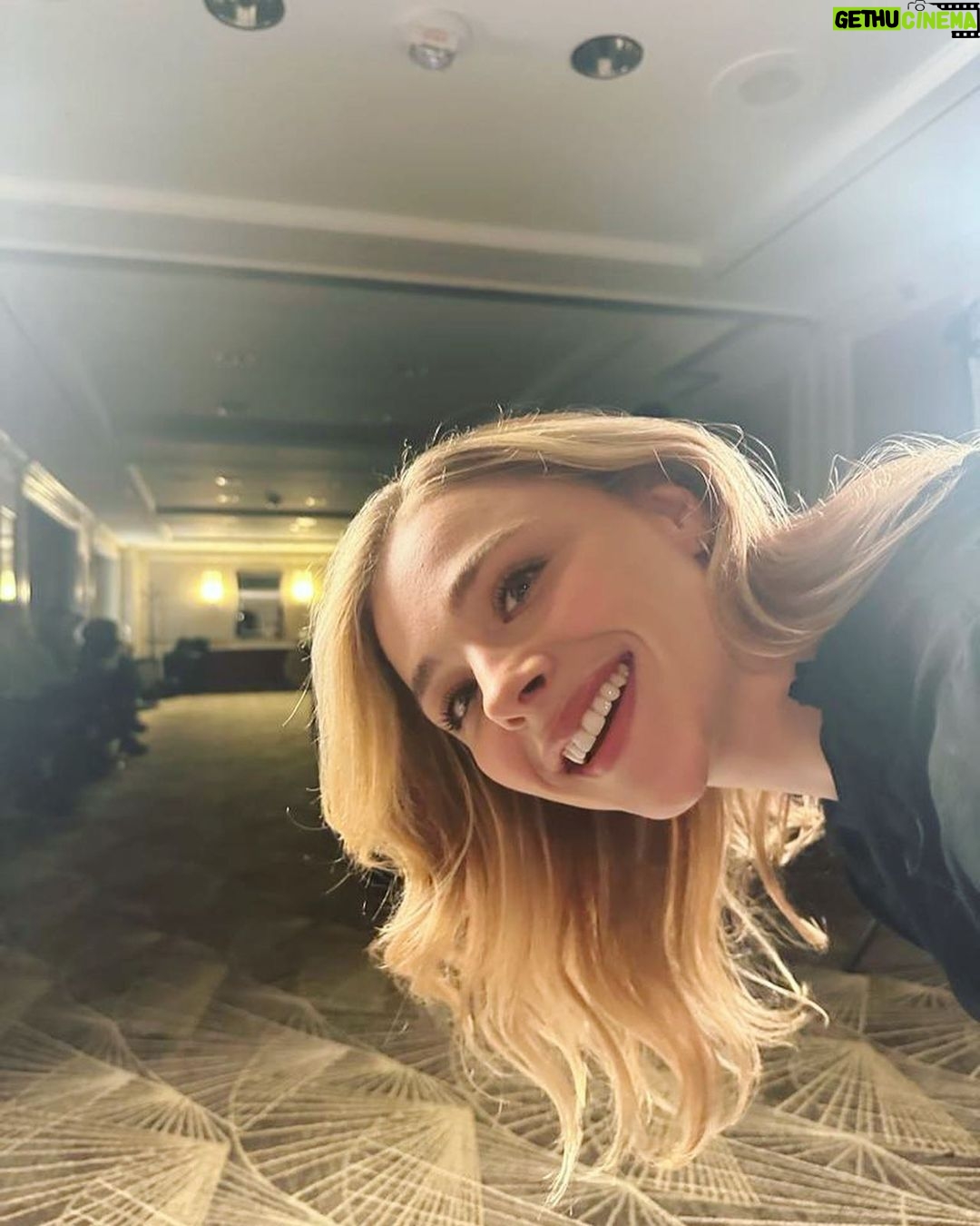 Chloë Grace Moretz - 528.2K Likes - New York, Whatta week. Thank you to everyone who came to Comic-Con and got to check out our panel. So excited for you all to see this show @theperipheralpv , It’s gonna blow your minds!! :) love these guys more than anything ^ (swipe to the end for a fright)