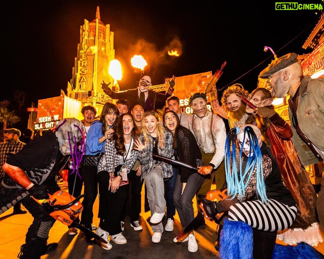 Chloë Grace Moretz Instagram - 🎃 thank you @horrornights for a FRIGHTFUL evening 👻 #UniversalHHN