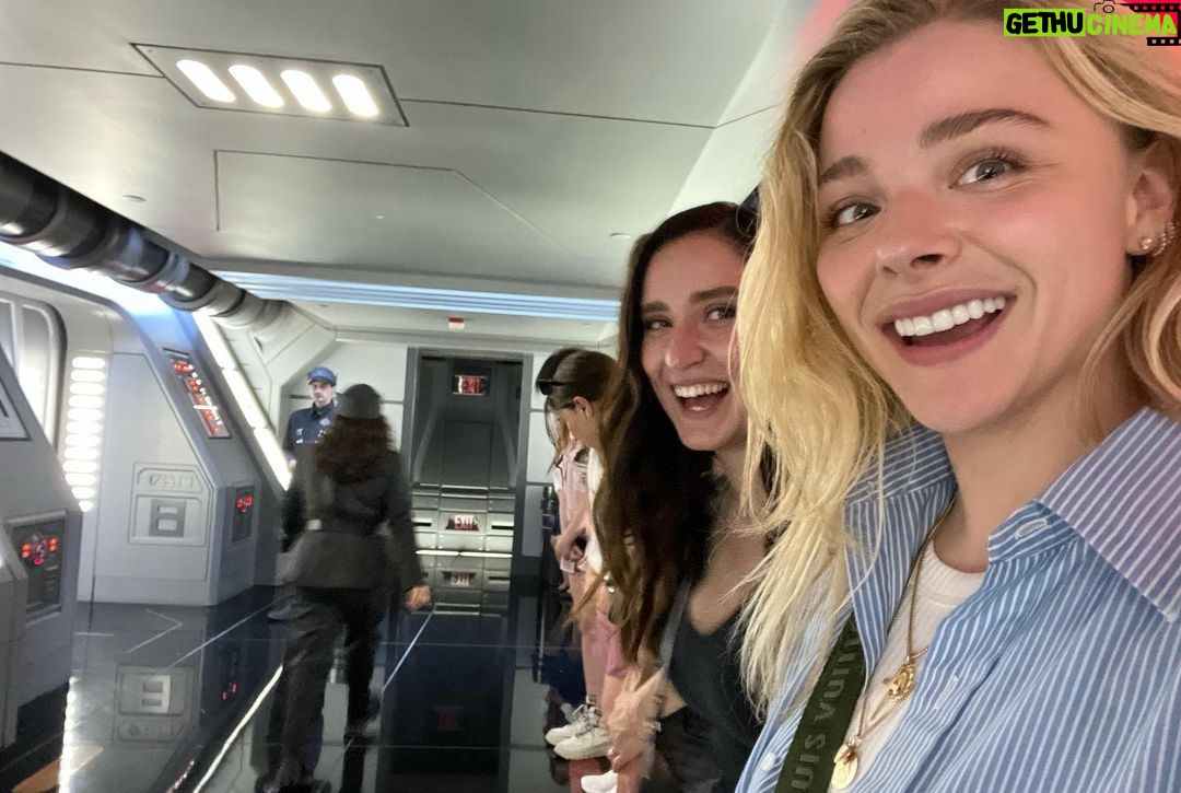 Chloë Grace Moretz Instagram - A truly magical day, at the most magical place on earth @disneyland @disneyparks celebrating miss @mia_elana 🎂