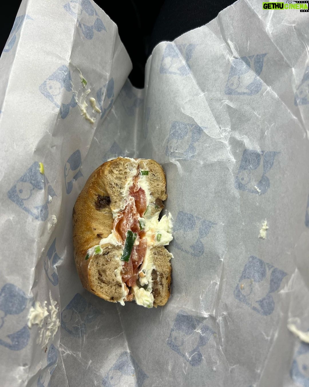 Chloë Grace Moretz Instagram - New York in a nut shell, swipe to the end for a sweet treat 🍰 (also very controversial but, the cinnamon raisin bagel with lox+scallion cream cheese in slide 2…is a banger)
