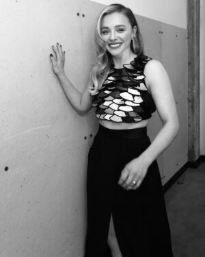 Chloë Grace Moretz Instagram - 2022, thank you❤️ you’ve taught me so many things, and most importantly, thank you to the incredible people in my life. I love you all very much and without you, this year would’ve been a whole lot different❤️ I can’t wait to see what ‘23 holds - and 10 slides is no where near enough