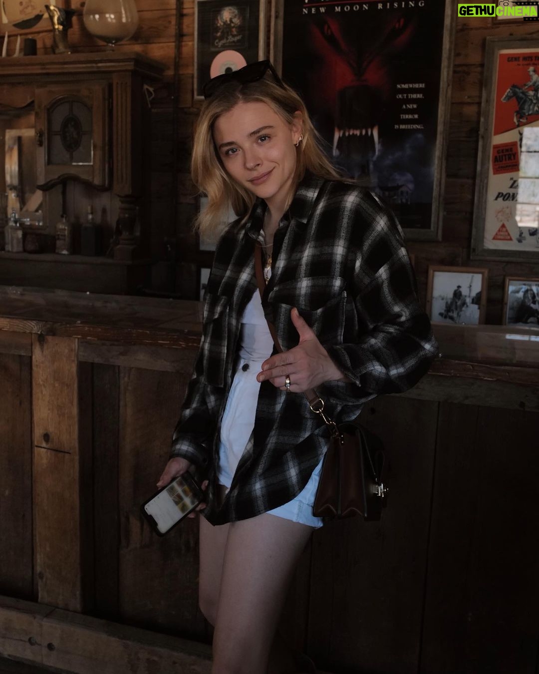 Chloë Grace Moretz - 456.9K Likes - Desert 🏜 (swipe to the end for the quick draw cowboy)