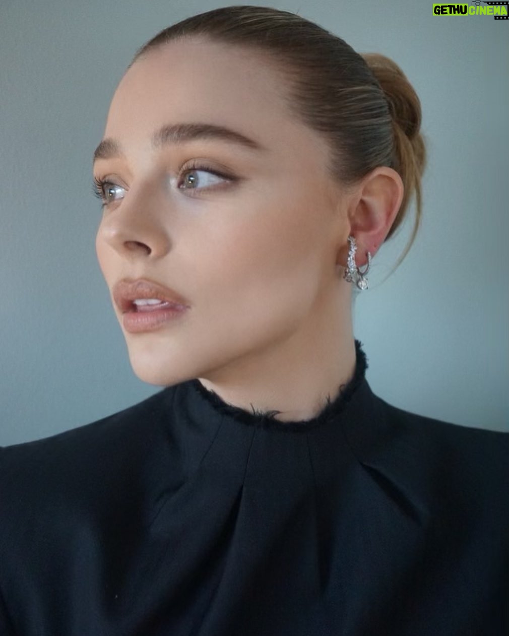 Chloë Grace Moretz - 478.4K Likes - Last night :) @latelateshow @j_corden