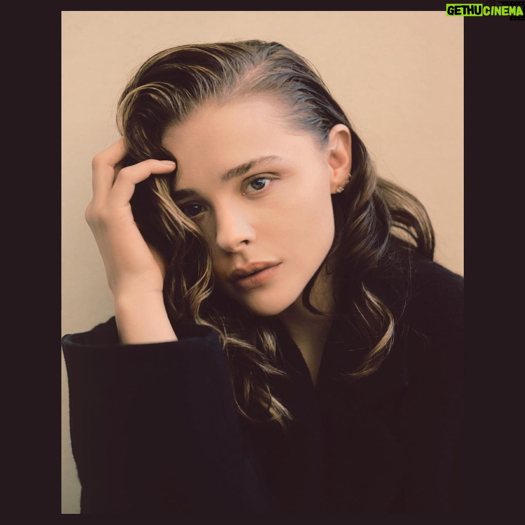 Chloë Grace Moretz - 522.5K Likes - Little throwback to our @wonderland shoot :)
@patmartin__