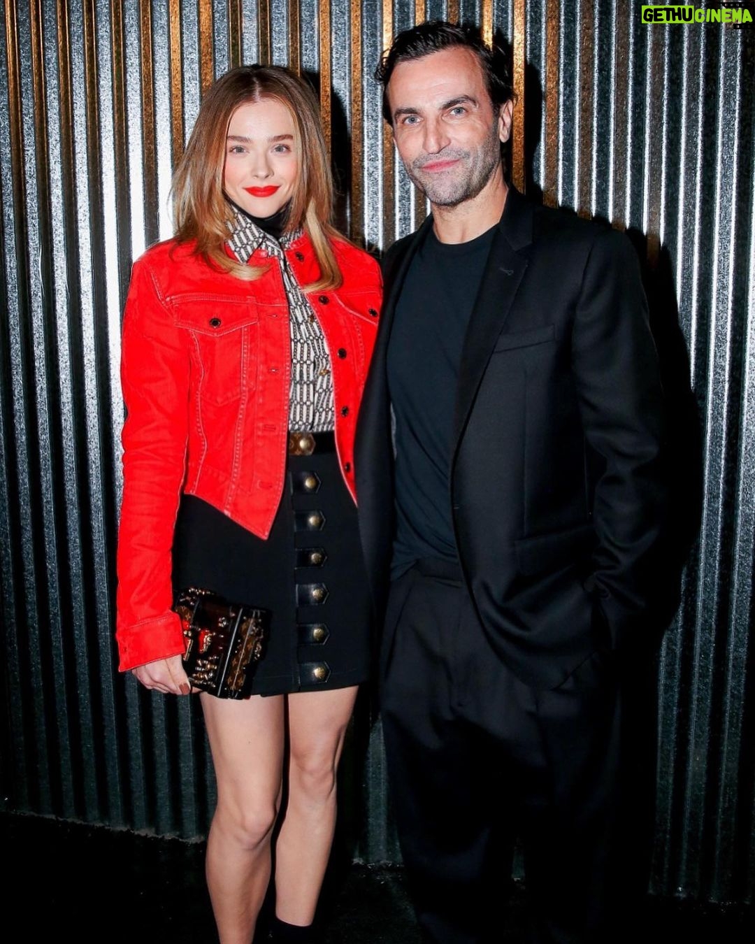 Chloë Grace Moretz Instagram - Oh what a night :) @nicolasghesquiere @louisvuitton @wmag @saramoonves #lynnhirschberg ❤️ 🌹