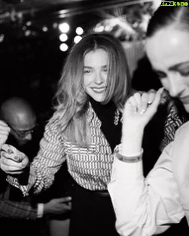 Chloë Grace Moretz Instagram - Oh what a night :) @nicolasghesquiere @louisvuitton @wmag @saramoonves #lynnhirschberg ❤️ 🌹