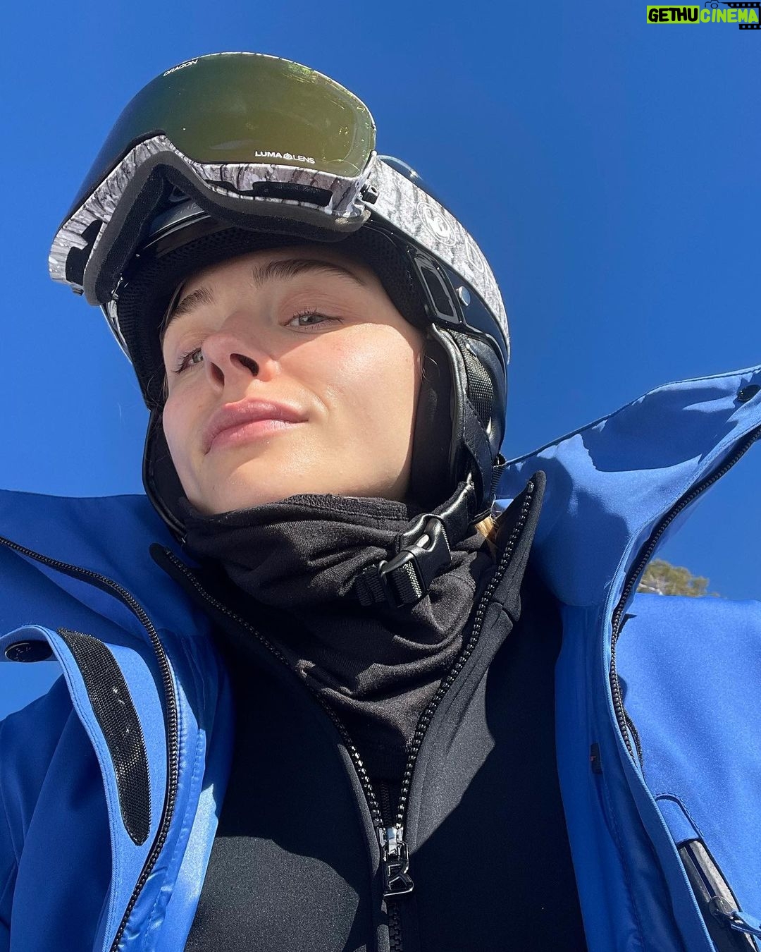 Chloë Grace Moretz - 587.1K Likes - ❤️ Happy New Year ❤️ Hello 2022 :)