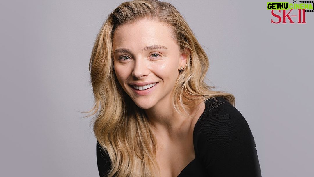 Chloë Grace Moretz Instagram - So excited to share with you #MyPITERAStory with @skii ! It has been almost 4 years since my very first SK-II skincare campaign: Bare Skin Project I remember it was an incredibly special day to go bare skin in such a public way. Here we are, 4 years later taking on the challenge of doing it all over again – no make-up, no filters, just me and my skin! Through this time, I’ve grown so much. Stay tuned for my docu-film where I’ll share just how much has changed in my life and my skin since my 1st bottle of PITERA Essence. #skiipartner