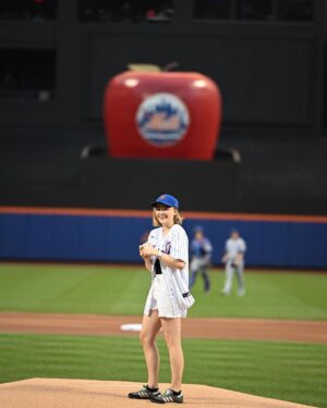 Chloë Grace Moretz Instagram - What a wildly fun day, thank you so much @mets for letting me throw out the first pitch!! It was a little left of center 😂 but I’ll keep training to get ready for that starting line up next season ⚾️ 💪
