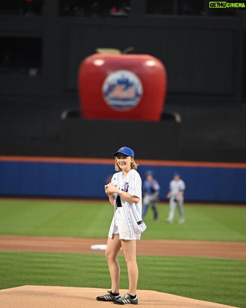 Chloë Grace Moretz Instagram - What a wildly fun day, thank you so much @mets for letting me throw out the first pitch!! It was a little left of center 😂 but I’ll keep training to get ready for that starting line up next season ⚾️ 💪