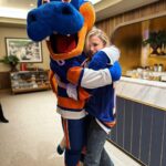 Chloë Grace Moretz Instagram - When in New York … ALWAYS make it to an @ny_islanders game. Thank you to the islanders for helping me show these guys my favorite sport with my favorite team :) LGI!!!! Only 2 days till #ThePeripheral is on Prime video :) October 21!!!! UBS Arena