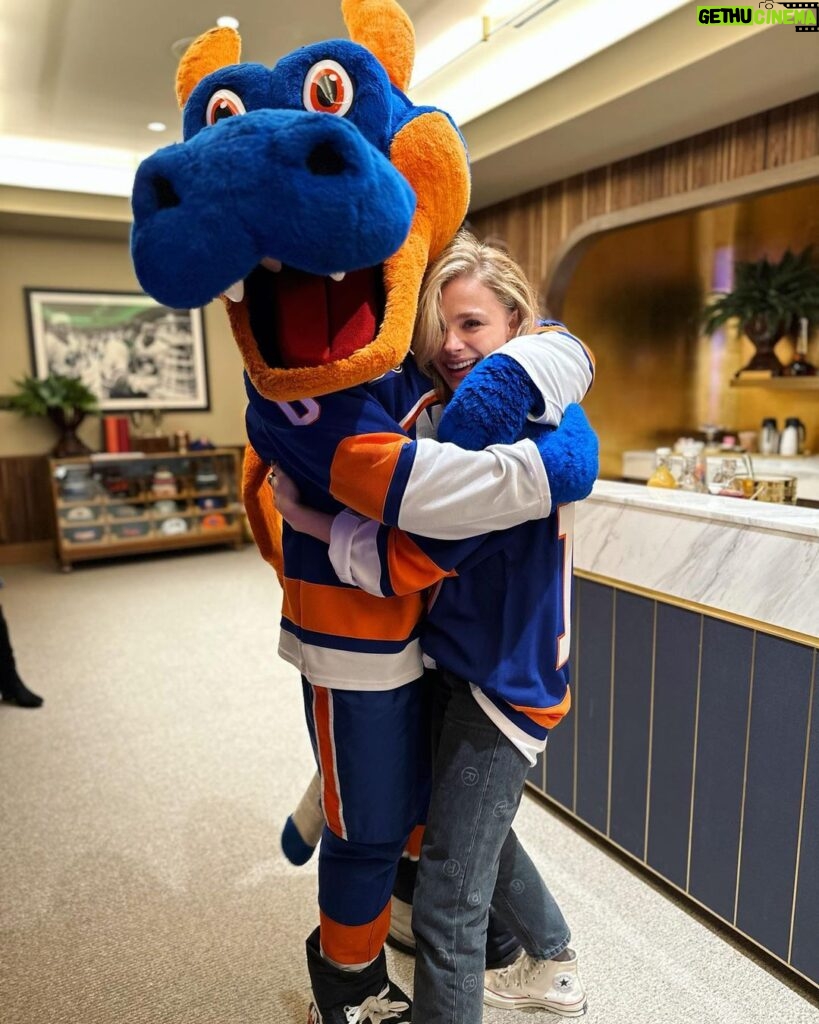 Chloë Grace Moretz Instagram - When in New York … ALWAYS make it to an @ny_islanders game. Thank you to the islanders for helping me show these guys my favorite sport with my favorite team :) LGI!!!! Only 2 days till #ThePeripheral is on Prime video :) October 21!!!! UBS Arena