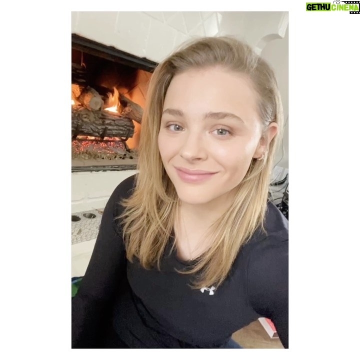 Chloë Grace Moretz Instagram - Hope everyone is staying safe at home ! I can’t wait to see you all tomorrow at 12pm PST right here on my Instagram live with @risemovement !! 60 minute’s mainly body weight workout ! Let’s do it !! #SaferAtHomeWorkoutSeries #PostBunnyBurn