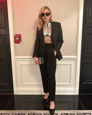 Chloë Grace Moretz Instagram - New York, Whatta week. Thank you to everyone who came to Comic-Con and got to check out our panel. So excited for you all to see this show @theperipheralpv , It’s gonna blow your minds!! :) love these guys more than anything ^ (swipe to the end for a fright)