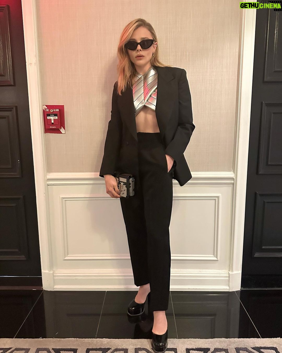 Chloë Grace Moretz - 528.2K Likes - New York, Whatta week. Thank you to everyone who came to Comic-Con and got to check out our panel. So excited for you all to see this show @theperipheralpv , It’s gonna blow your minds!! :) love these guys more than anything ^ (swipe to the end for a fright)