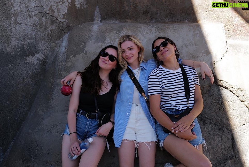 Chloë Grace Moretz Instagram - A truly magical day, at the most magical place on earth @disneyland @disneyparks celebrating miss @mia_elana 🎂