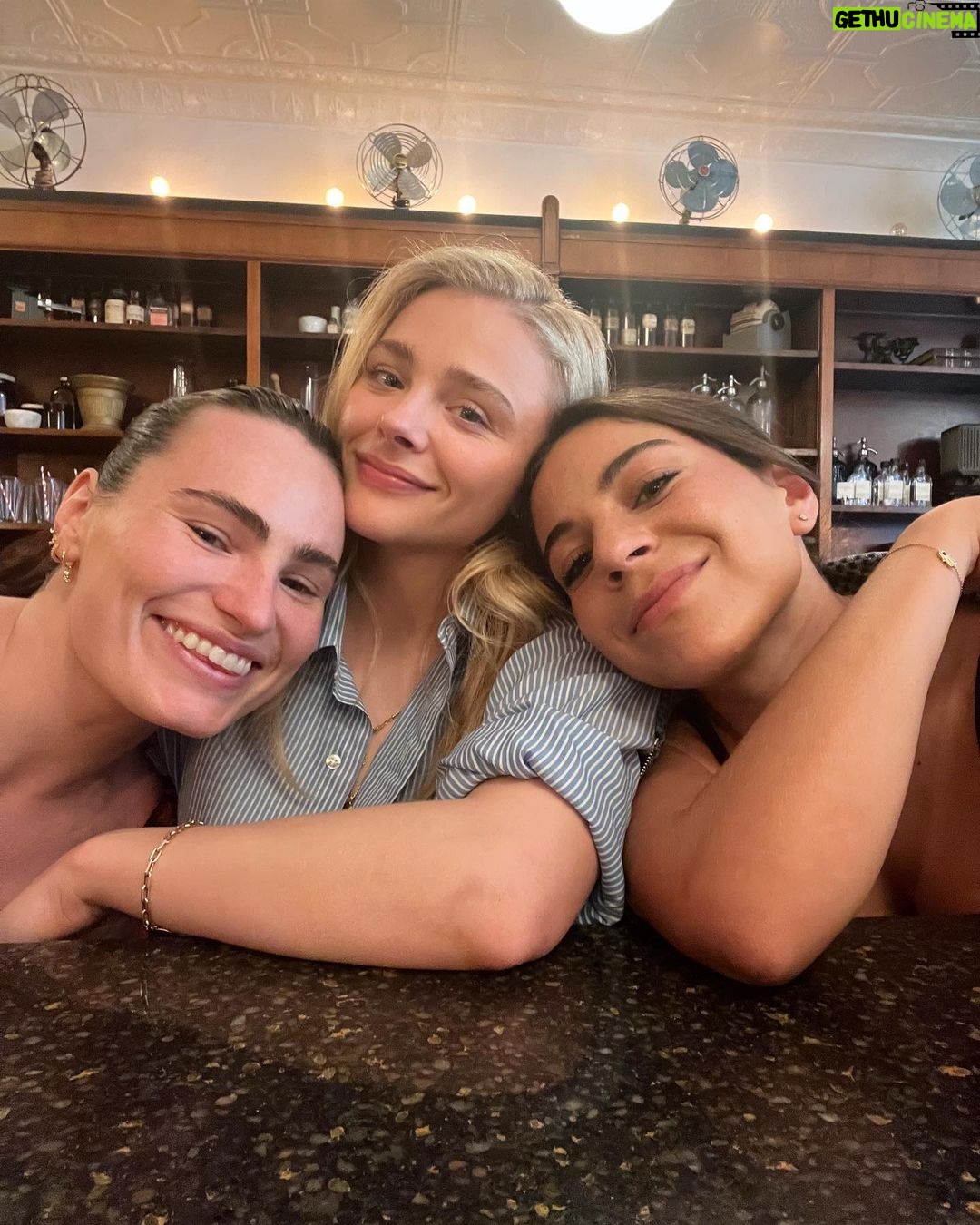 Chloë Grace Moretz Instagram - New York in a nut shell, swipe to the end for a sweet treat 🍰 (also very controversial but, the cinnamon raisin bagel with lox+scallion cream cheese in slide 2…is a banger)