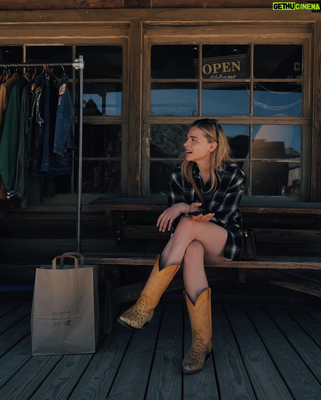 Chloë Grace Moretz - 456.9K Likes - Desert 🏜 (swipe to the end for the quick draw cowboy)