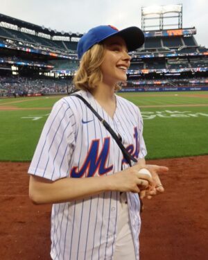Chloë Grace Moretz Instagram - What a wildly fun day, thank you so much @mets for letting me throw out the first pitch!! It was a little left of center 😂 but I’ll keep training to get ready for that starting line up next season ⚾️ 💪