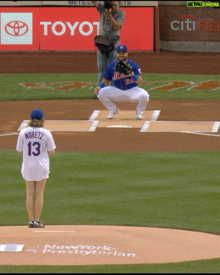 Chloë Grace Moretz Instagram - What a wildly fun day, thank you so much @mets for letting me throw out the first pitch!! It was a little left of center 😂 but I’ll keep training to get ready for that starting line up next season ⚾️ 💪