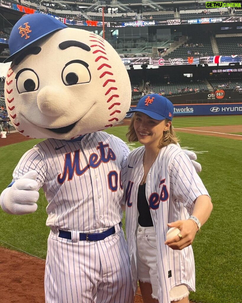 Chloë Grace Moretz Instagram - What a wildly fun day, thank you so much @mets for letting me throw out the first pitch!! It was a little left of center 😂 but I’ll keep training to get ready for that starting line up next season ⚾️ 💪