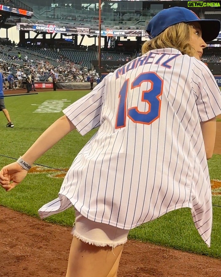 Chloë Grace Moretz Instagram - What a wildly fun day, thank you so much @mets for letting me throw out the first pitch!! It was a little left of center 😂 but I’ll keep training to get ready for that starting line up next season ⚾️ 💪