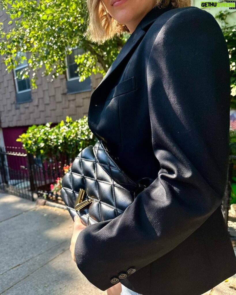 Chloë Grace Moretz Instagram - New York summer days 🌞 thank you to my @louisvuitton family for my new #LVGO14 bag @nicolasghesquiere ❤️🤍❤️