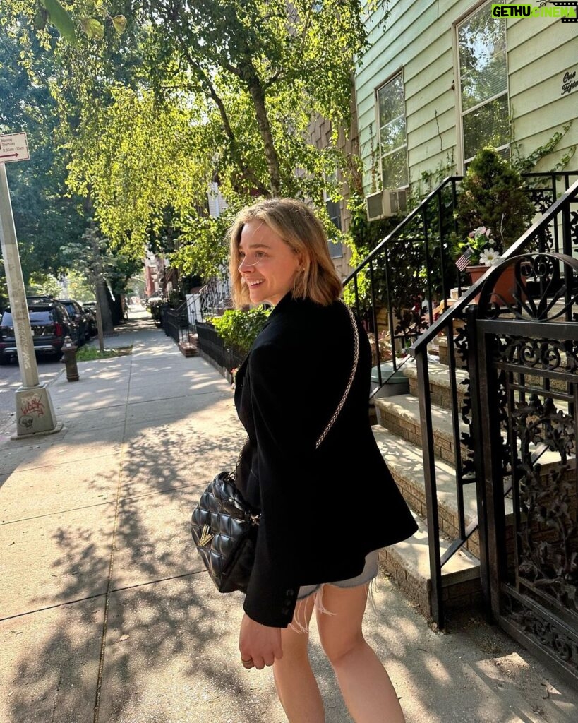 Chloë Grace Moretz Instagram - New York summer days 🌞 thank you to my @louisvuitton family for my new #LVGO14 bag @nicolasghesquiere ❤️🤍❤️