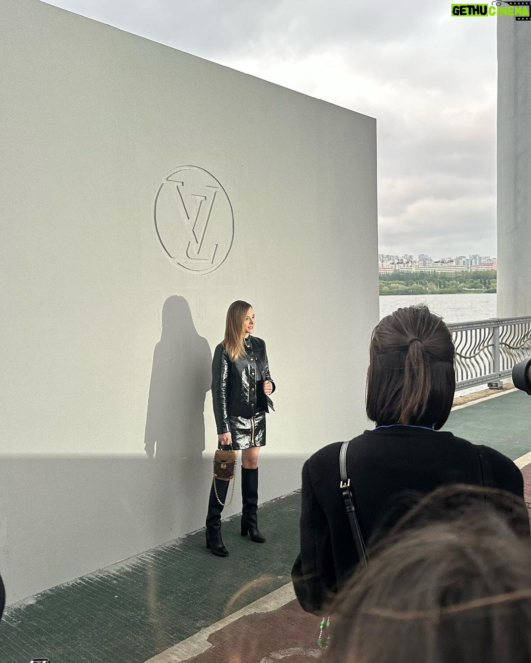Chloë Grace Moretz - 470.5K Likes - Seoul 🇰🇷 what an incredible trip, congratulations @nicolasghesquiere on a fantastic show 🤍 @louisvuitton :) thank you for having me 🤍🇰🇷