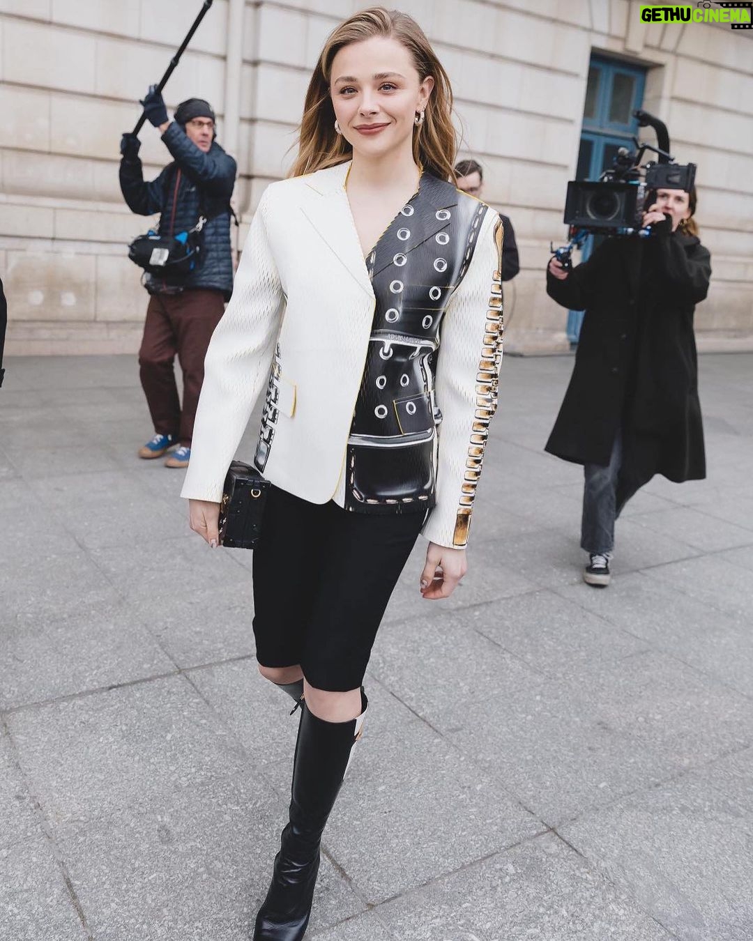Chloë Grace Moretz Instagram - What a wonderful few days and a truly beautiful show @nicolasghesquiere thank you 🤍 @louisvuitton 🤍 Musée d'Orsay