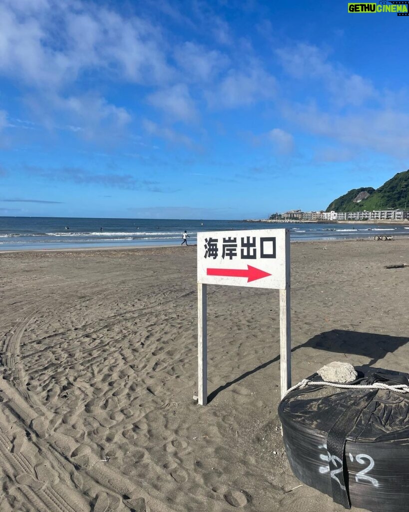 Chloe East Instagram - beach town: japan edition 由比ヶ浜海岸周辺