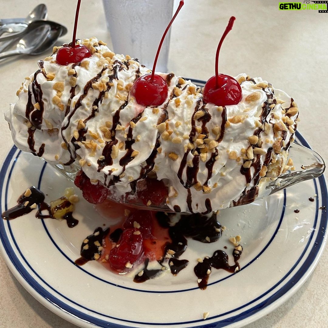 Chloe East Instagram - I only eat the strawberry