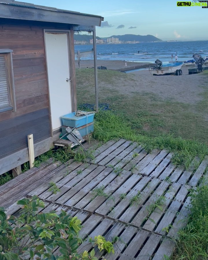 Chloe East Instagram - beach town: japan edition 由比ヶ浜海岸周辺