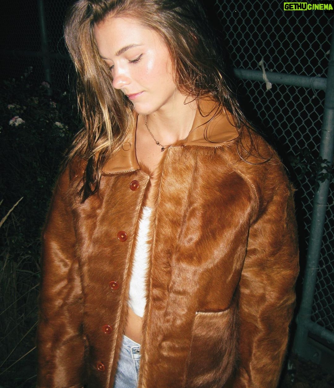 Chloe East Instagram - @allimarye 🧥🧥🧥🧸🧸🧸 Vancouver, British Columbia