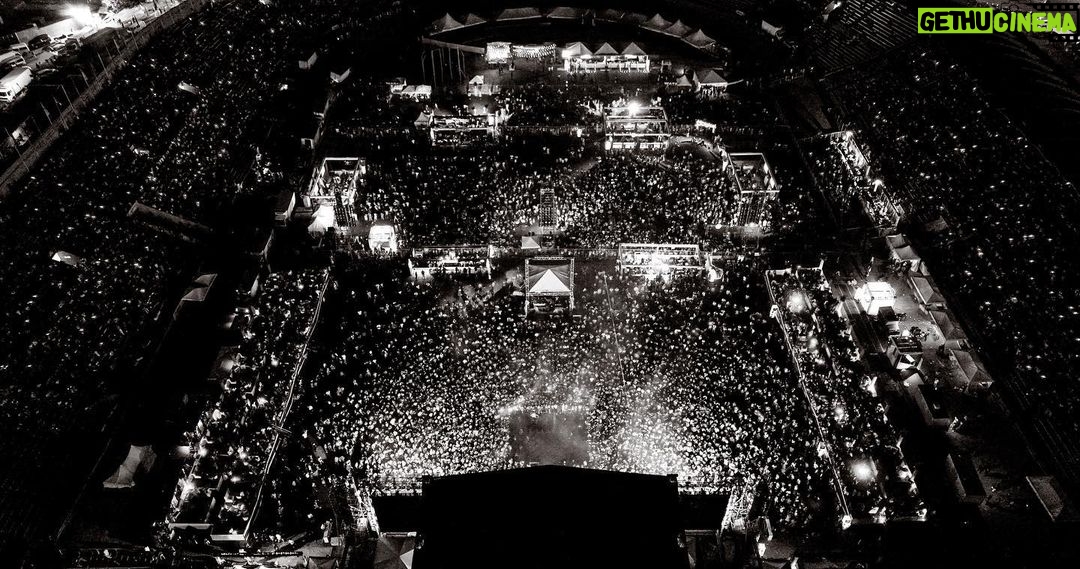 Chris Brown Instagram - JAH BLESSED ME TONIGHT❤️🇯🇲. CANT TELL YALL HOW GRATEFUL I AM TO HAVE PERFORMED FOR YALL🌊.