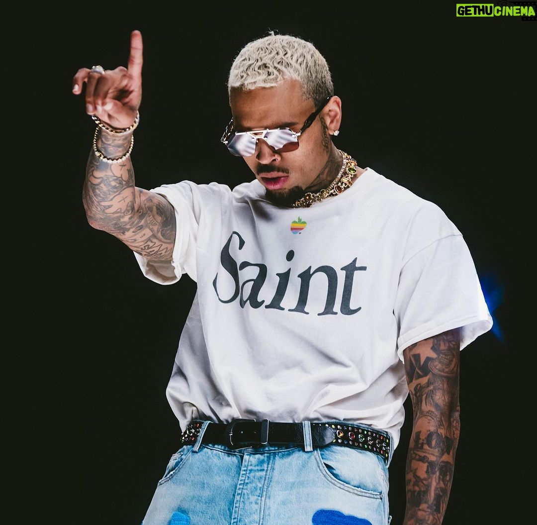 Chris Brown Instagram - Splash MOB 🌊 City of Dreams video OTW 🔋👽🚀#OHB #ragerboy #HFOR2