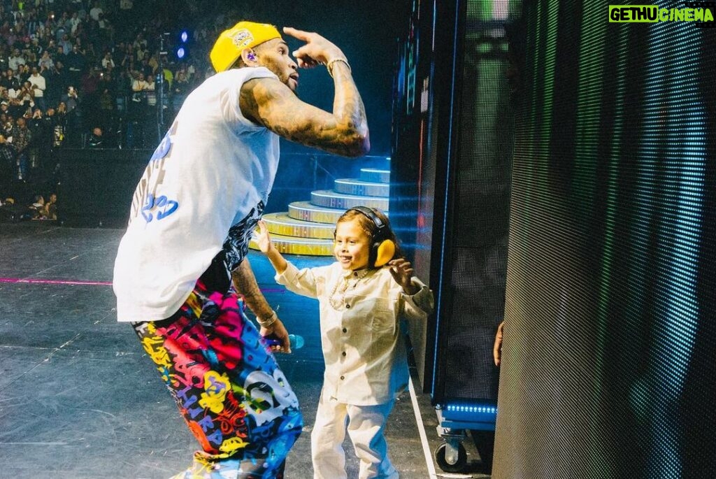 Chris Brown Instagram - LA FAMILIA #undertheinfluencetour PARIS ❤️❤️❤️❤️❤️! LAST SHOW! 🥹!!!! SEE YOU LATER !! NEVER GOODBYE 🙏🏽❤️. JUST WANNA THANK EVERYONE WHO MADETHIS TOUR POSSIBLE !!!!! NOT A TEAM !!! A FAMILY! ❤️