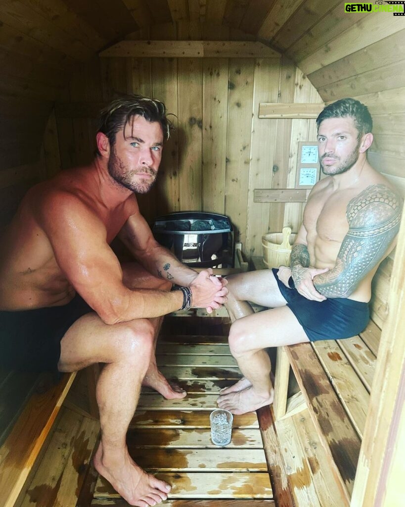 Chris Hemsworth Instagram - No better way to finish a workout. Combining a sauna with an ice bath is an effective way to improve circulation, reduce inflammation, speed up muscle recovery and elevate your mood. The heat from the sauna causes blood vessels to dilate, which improves blood flow and reduces inflammation. The cold from the ice bath causes blood vessels to constrict, which improves circulation and reduces muscle soreness. This contrast between hot and cold temperatures helps to improve overall recovery and reduce the risk of injury @centrfit @zocobodypro @odin_icebaths