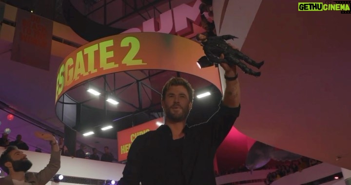Chris Hemsworth Instagram - The energy in Brazil was insane! Thank you all for coming out for #Extraction2!! 🎥 @cristianprieto.filmmaker São Paulo, Brazil