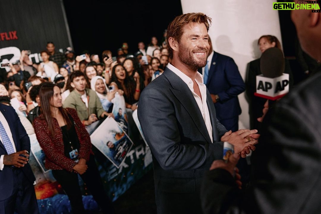Chris Hemsworth Instagram - Another amazing night for Extraction 2 in NYC! Huge thanks to everyone who came out and all the support for the film has been incredible! Can’t wait for you all to see it on @netflix June 16th! @samhargrave @therussobrothers @wildstateprod @golfarahani @olgakurylenkoofficial @adam_bessa @agbofilms
