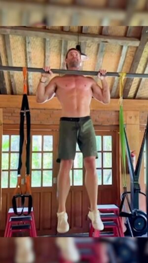 Chris Hemsworth Instagram - Good little session. Finishing it strong with some core 💪