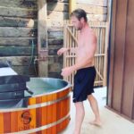 Chris Hemsworth Instagram - No better way to finish a workout. Combining a sauna with an ice bath is an effective way to improve circulation, reduce inflammation, speed up muscle recovery and elevate your mood. The heat from the sauna causes blood vessels to dilate, which improves blood flow and reduces inflammation. The cold from the ice bath causes blood vessels to constrict, which improves circulation and reduces muscle soreness. This contrast between hot and cold temperatures helps to improve overall recovery and reduce the risk of injury @centrfit @zocobodypro @odin_icebaths