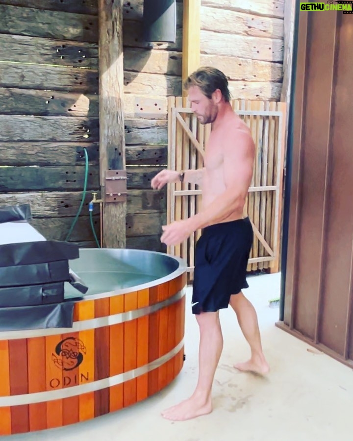 Chris Hemsworth Instagram - No better way to finish a workout. Combining a sauna with an ice bath is an effective way to improve circulation, reduce inflammation, speed up muscle recovery and elevate your mood. The heat from the sauna causes blood vessels to dilate, which improves blood flow and reduces inflammation. The cold from the ice bath causes blood vessels to constrict, which improves circulation and reduces muscle soreness. This contrast between hot and cold temperatures helps to improve overall recovery and reduce the risk of injury @centrfit @zocobodypro @odin_icebaths