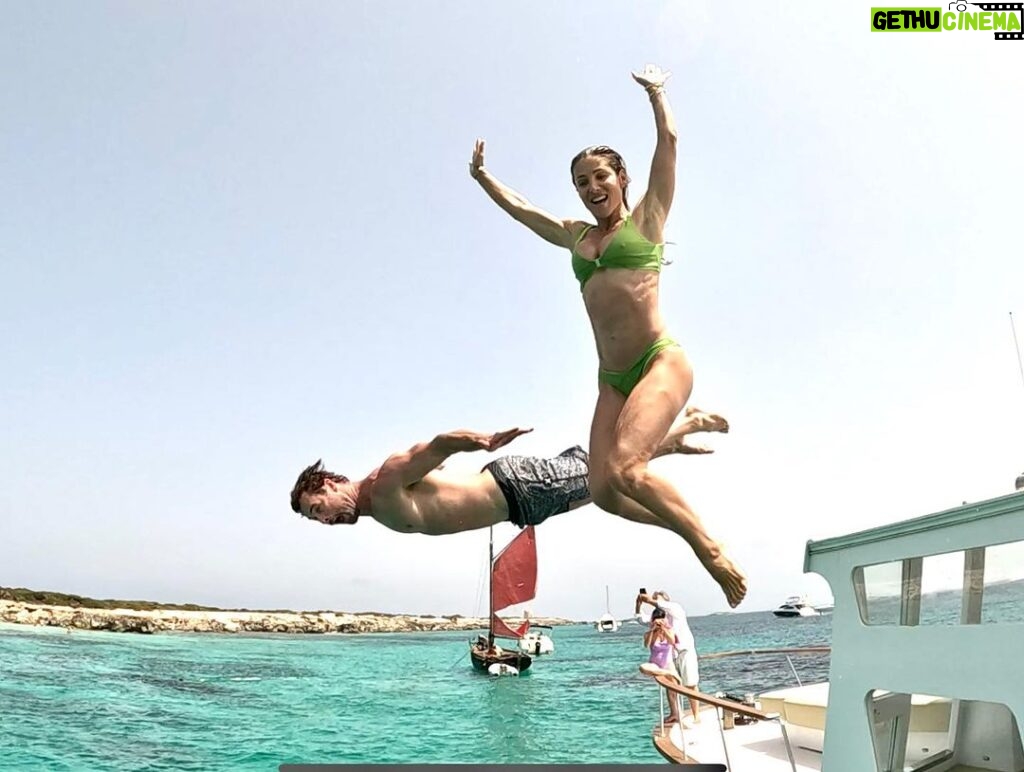 Chris Hemsworth Instagram - A little fun in the sun in Spain 🇪🇸 #familyvacay @elsapataky