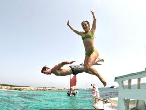 Chris Hemsworth Instagram - A little fun in the sun in Spain 🇪🇸 
#familyvacay @elsapataky