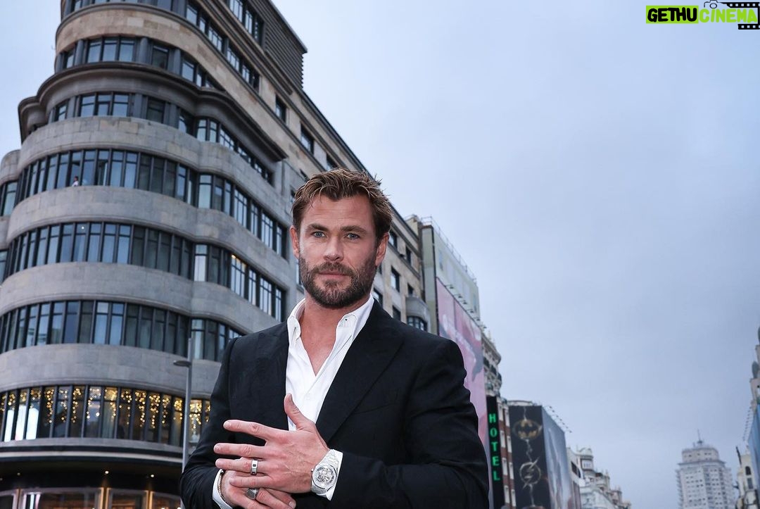 Chris Hemsworth Instagram - After years of coming to Spain and being asked “has my Spanish improved” I can safely say it’s in the palm of my hand. Thanks so much to everyone who turned up for the Extraction 2 premiere . Don’t miss it June 16 only on @Netflix @samhargrave @golfarahani @olgakurylenkoofficial @therussobrothers @wildstateprod