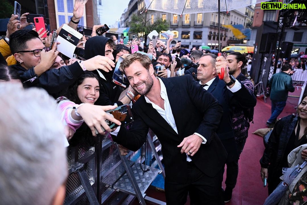 Chris Hemsworth Instagram - After years of coming to Spain and being asked “has my Spanish improved” I can safely say it’s in the palm of my hand. Thanks so much to everyone who turned up for the Extraction 2 premiere . Don’t miss it June 16 only on @Netflix @samhargrave @golfarahani @olgakurylenkoofficial @therussobrothers @wildstateprod